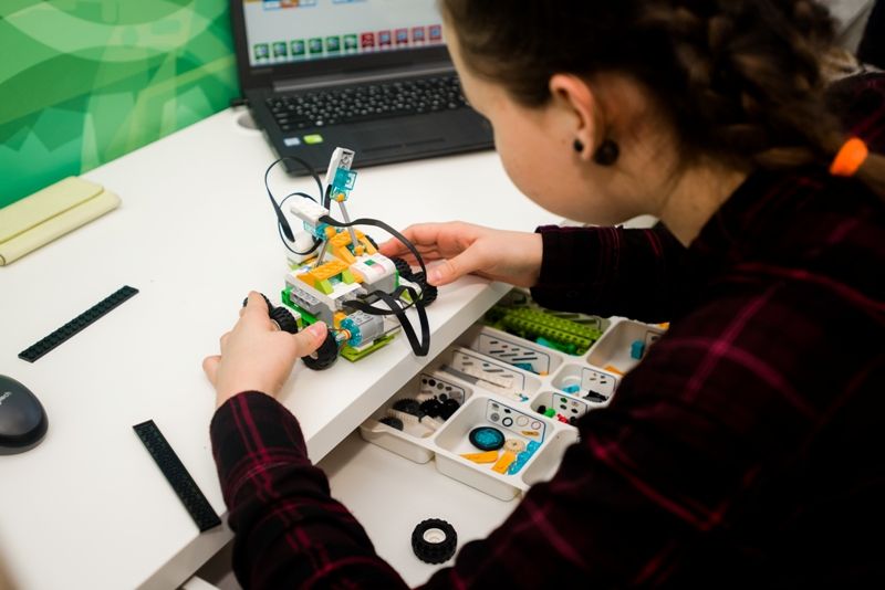 Тюменские школьники на каникулах знакомятся с работой «Кванториума»