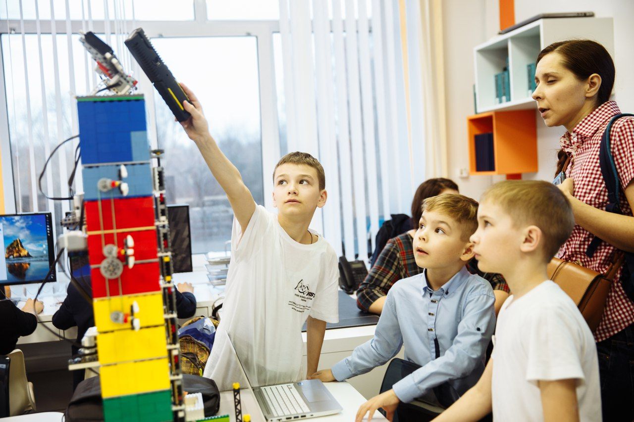 Умный контейнер, «солнечный столик», складыватель футболок: чем удивили участники конкурса «Умный дом»?